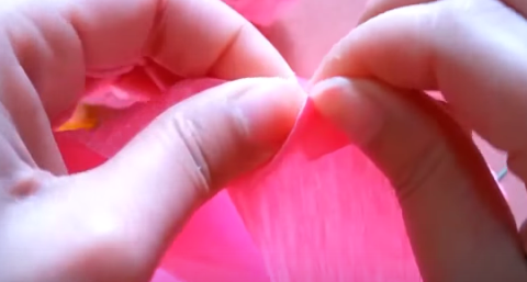 3 cách làm bông hồng bằng giấy nhún