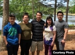 Chị Nga (thứ 2 từ phải) cùng chồng (giữa) và 3 con tại Mỹ. Chị Nga nói giấc mơ Chị Nga (thứ 2 từ phải) cùng chồng (giữa) và 3 con tại Mỹ. Chị Nga nói giấc mơ