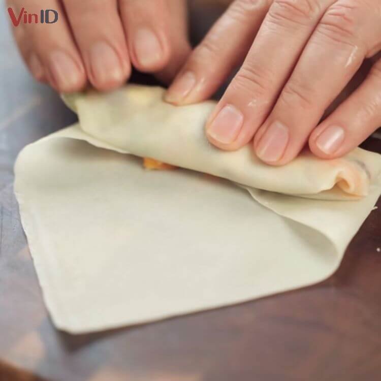 Cuốn chắc tay để khi chiên nem sẽ không bị rơi nhân ra ngoài