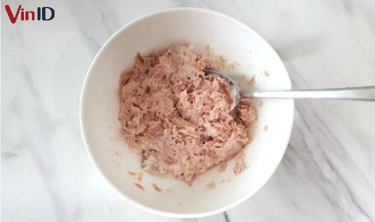 Làm nhân cá ngừ cho cơm nắm rong biển Hàn Quốc