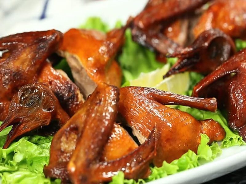 Hoàn thành món chim cút chiên nước mắm đảm bảo khiến khách đến chơi ngon miệng