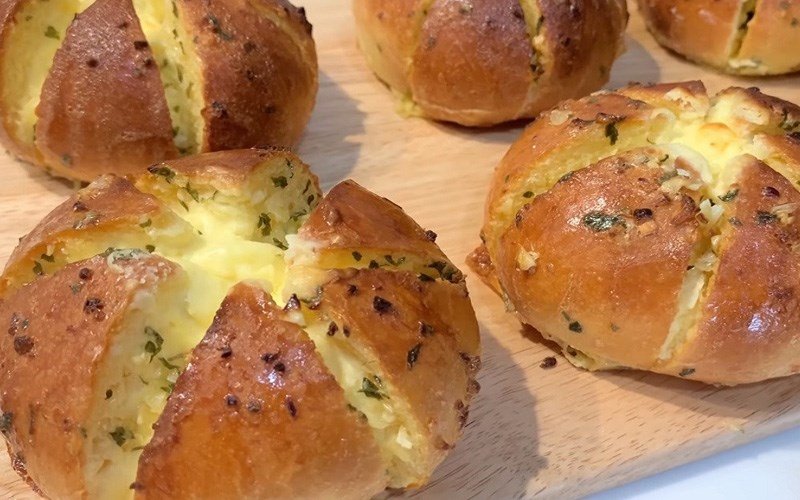 Bánh mì phô mai bơ tỏi bằng nồi chiên không dầu