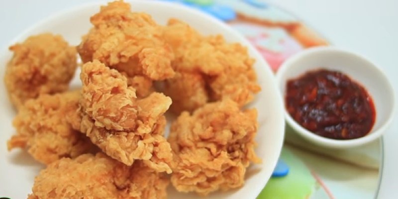 Món gà bắp ram giòn rụm chấm cùng nước sốt vô cùng ngon