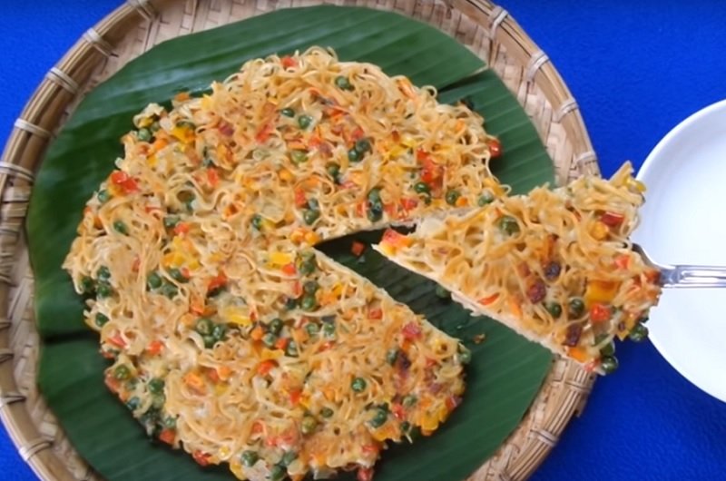 Mì trứng chiên giòn