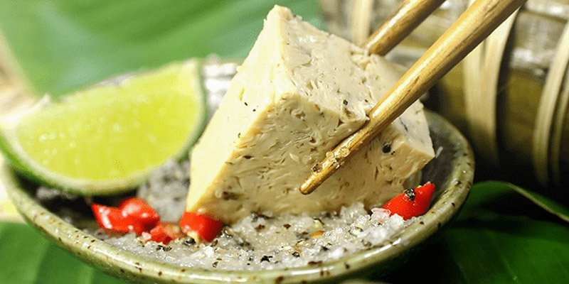 thưởng thức món chả lụa chay quen thuộc với chút muối tiêu làm món ăn thêm ngon miệng