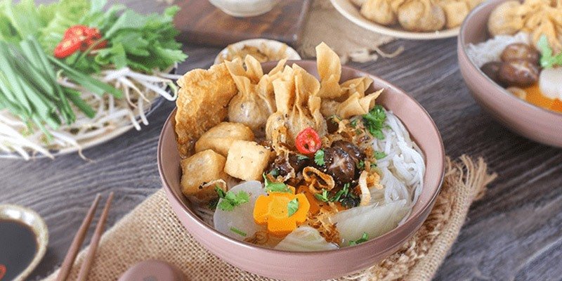 món hủ tiếu chay hấp dẫn gồm nhiều topping