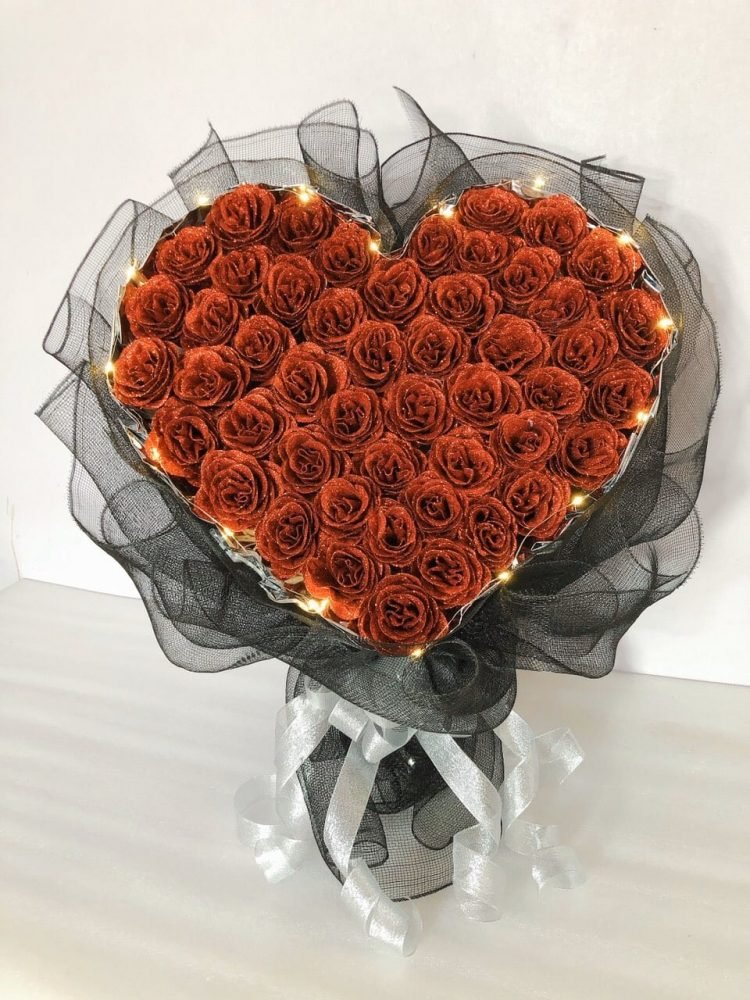 Thực hiện làm bó hoa kim tuyến từ giấy đèn siêu tiết kiệm