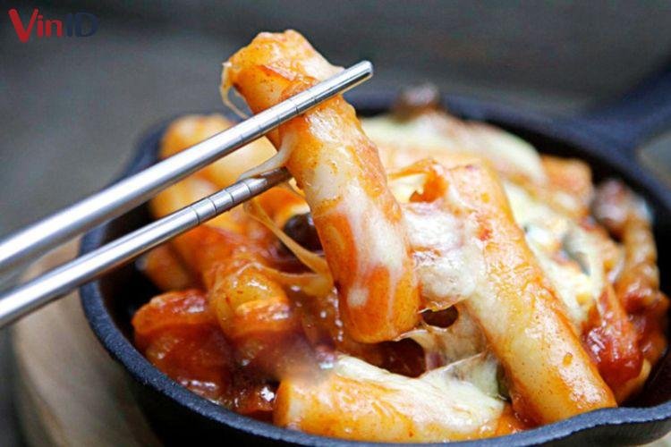 Ngoài những topping đã gợi ý, bạn có thể kết hợp xúc xích hay rong biển để thêm ngon