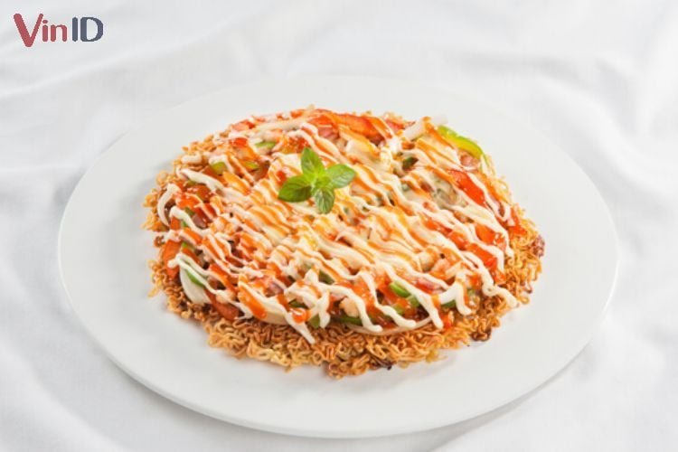 Pizza mì tôm trứng