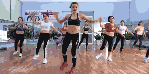 Động tác nhảy bắt chéo chân và tay