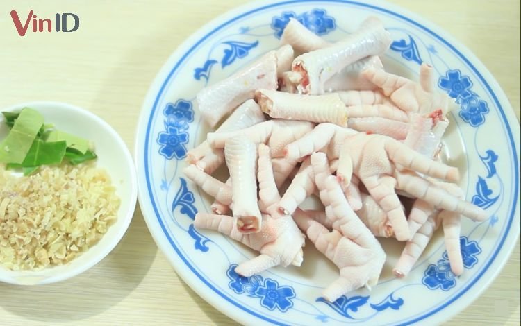 Nguyên liệu làm món chân gà xào sả ớt.