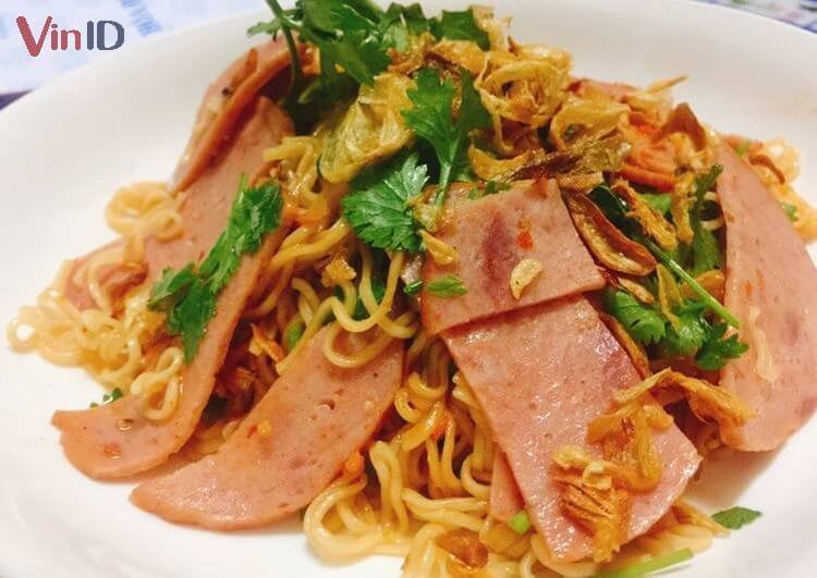 Thành phẩm mì xào trứng xúc xích Thành phẩm mì xào trứng xúc xích