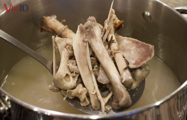 Sơ chế xương heo và cá lóc sạch sẽ Sơ chế xương heo và cá lóc sạch sẽ