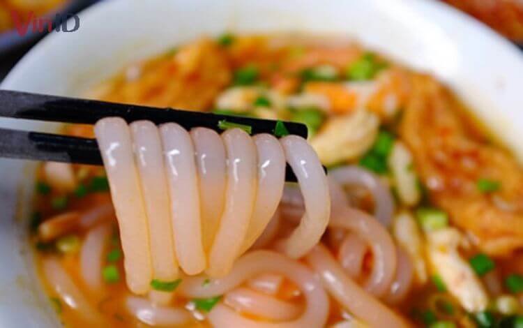Đun bánh canh nở ra và chín mềm Đun bánh canh nở ra và chín mềm
