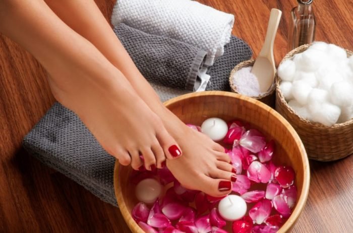 Ngâm chân với hoa hồng thải độc cơ thể