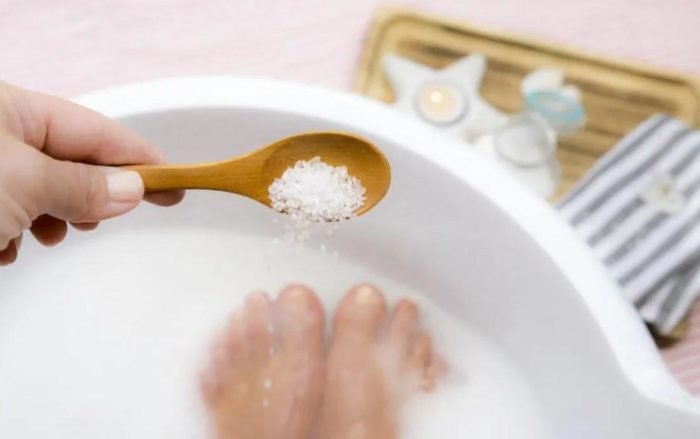 Ngâm chân thải độc với muối Epsom