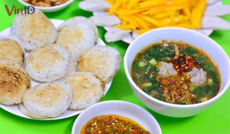 Bánh căn ăn kèm với xíu mại thơm ngon Bánh căn ăn kèm với xíu mại thơm ngon