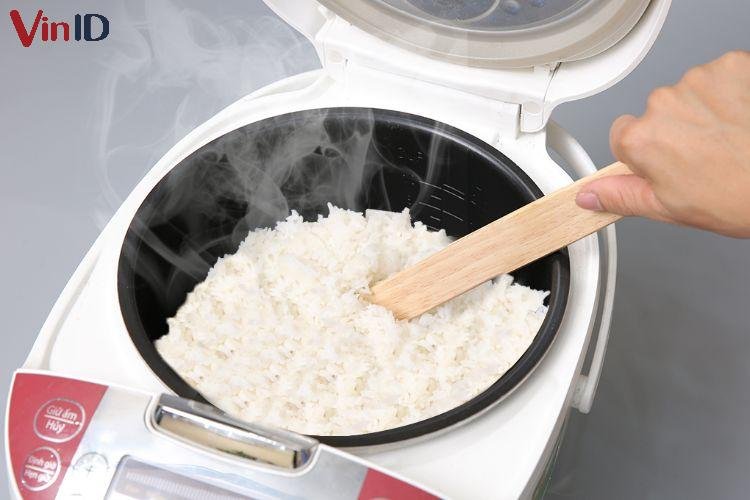 Xới cơm thật nhẹ tay để không bị nát