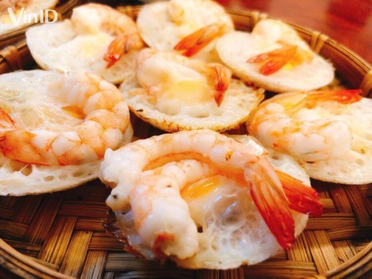 Bánh căn giòn rụm, tôm, trứng cút béo ngậy ăn kèm với đồ chua Bánh căn giòn rụm, tôm, trứng cút béo ngậy ăn kèm với đồ chua
