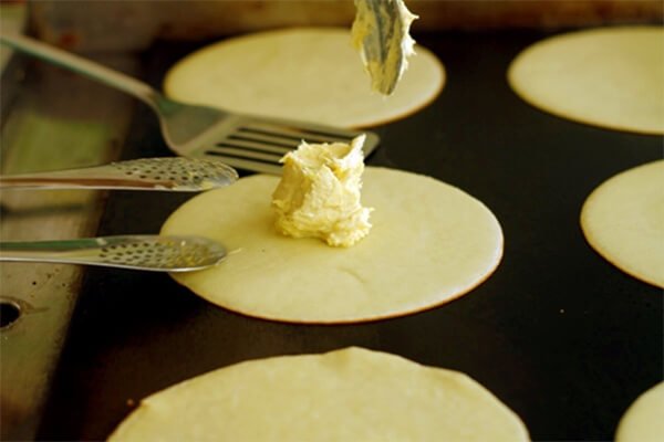 Kết hợp nhân bánh với vỏ bánh