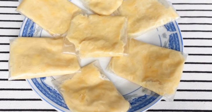 Công đoạn gói bánh