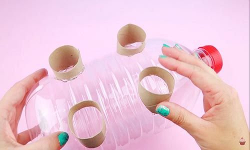 Cắt 4 chân và dán vào chai để làm chân cho heo