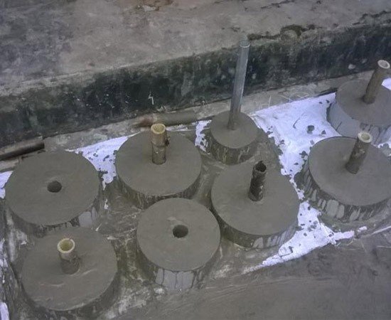 Đổ bê tông vào khuôn tạ