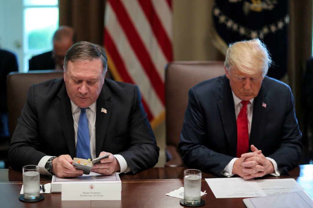 Ngoại trưởng Mike Pompeo là một tín đồ Tin Lành, ông cực lực phản đối đồng tính luyến ái và nạn phá thai. Trong ảnh, ông đang đọc cầu nguyện cùng Tổng thống Donald Trump.