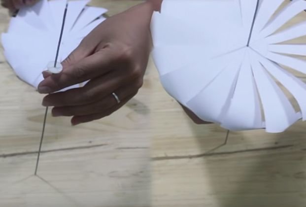 Gắn thanh trục vào quạt gió