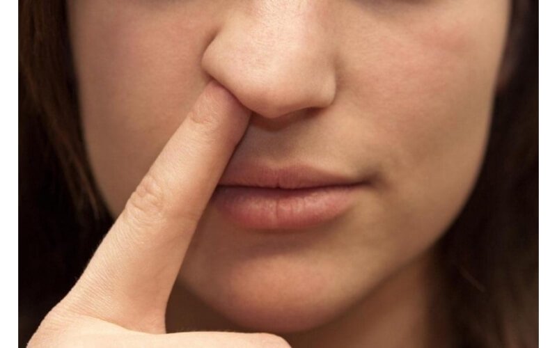 Thói quen ngoáy mũi sai cách sẽ ảnh hưởng đến dáng mũi