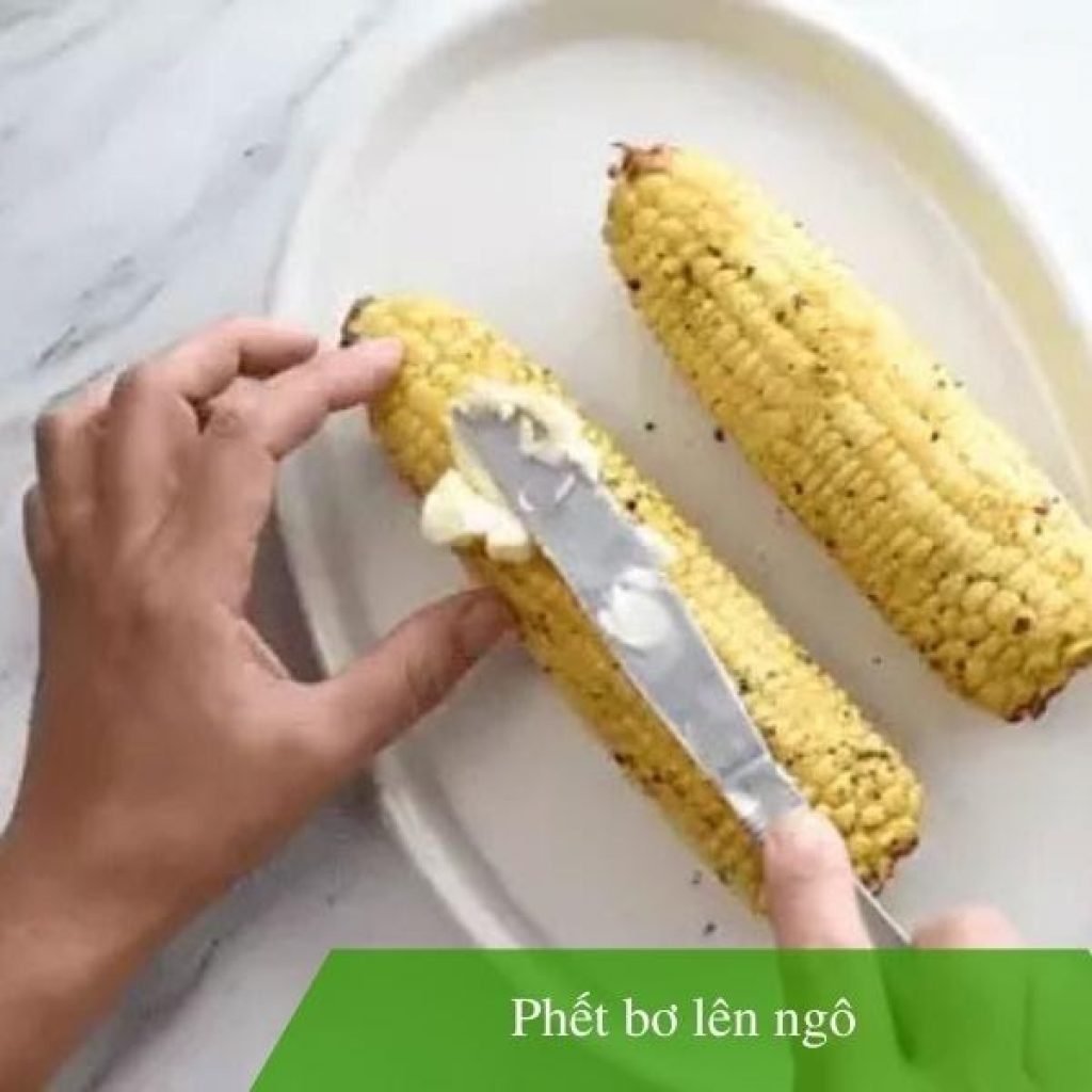 Phết bơ lên ngô