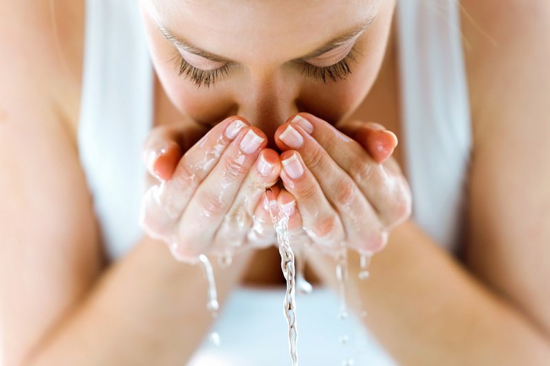 Bạn hãy làm sạch làn da trước khi sử dụng kem đánh răng