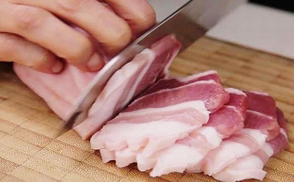 Thái thịt lợn thành những miếng nhỏ để làm chả cá