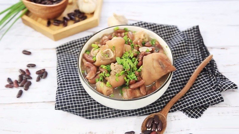Chân giò hầm đậu đen