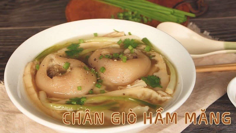 Chân giò hầm măng