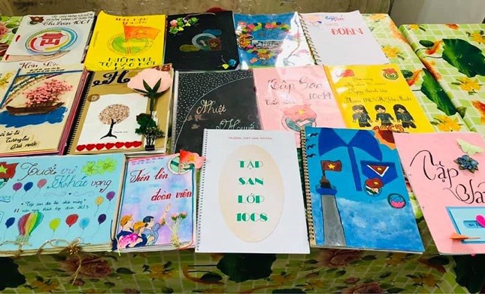 Trang trí bìa làm nổi bật chủ đề chính của tập san Trang trí bìa làm nổi bật chủ đề chính của tập san