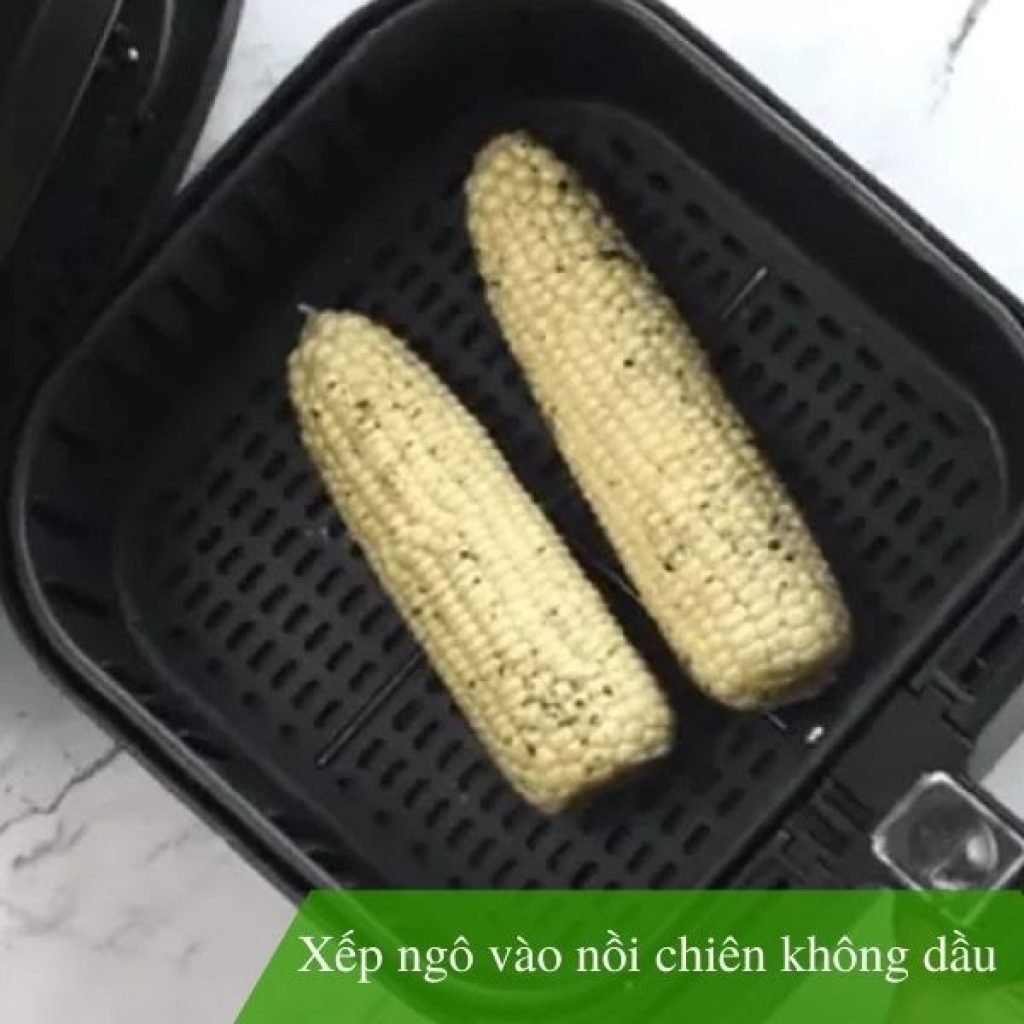 Xếp ngô vào nồi