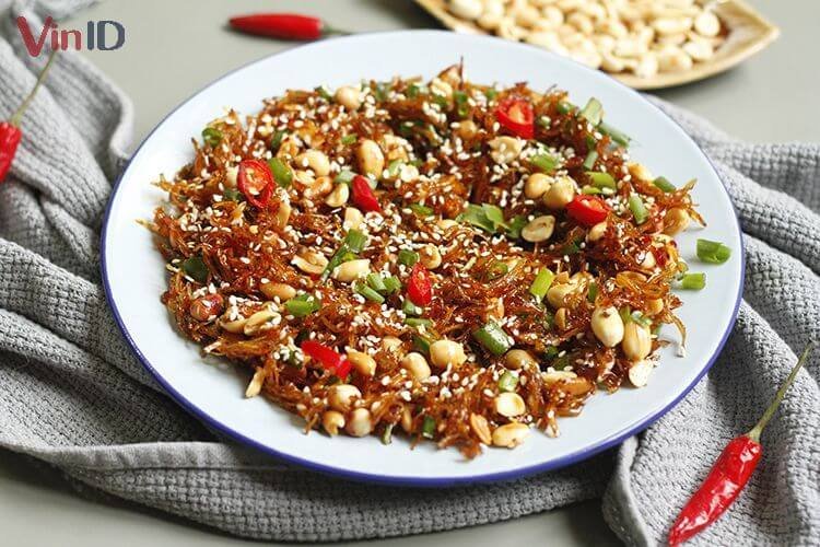Cá cơm khô cháy tỏi thơm lừng thích hợp ăn vặt