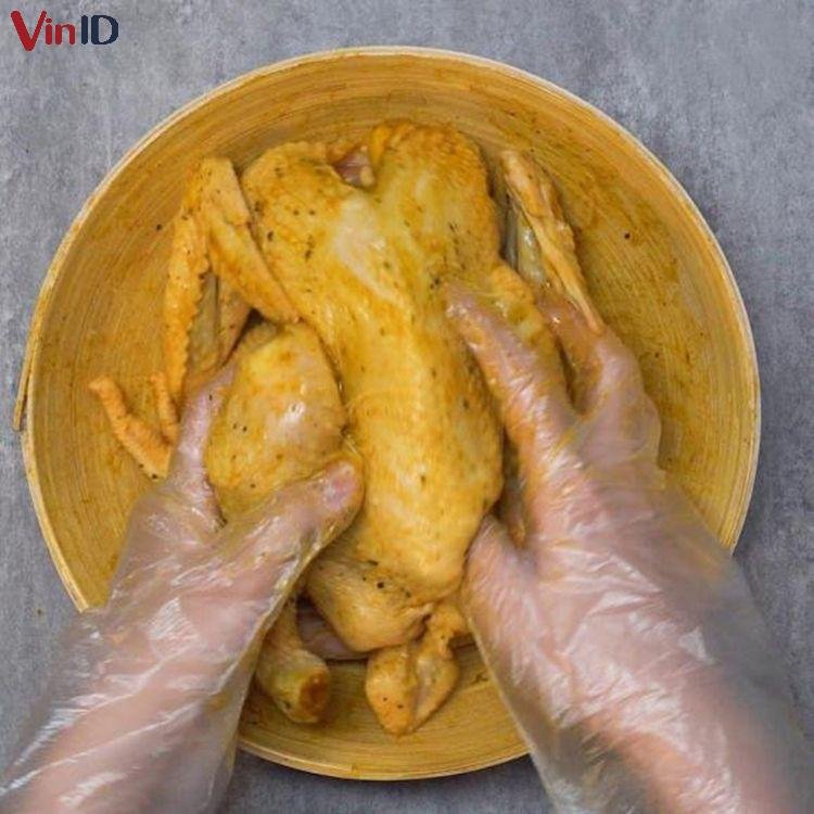 Dùng tay mát xa để thịt gà được thấm đều