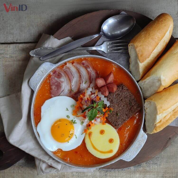 Bánh mì ốp la chan nước sốt Bánh mì ốp la chan nước sốt