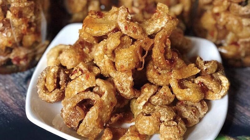 Lấy da heo tẩm nước mắm ra đĩa và thưởng thức.