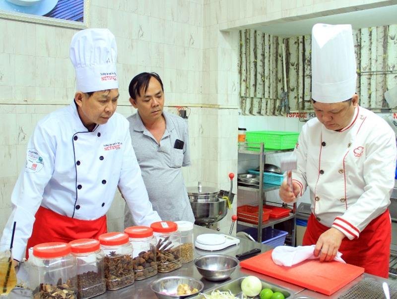 Anh Dũng học nấu Phở để kinh doanh tại Mỹ