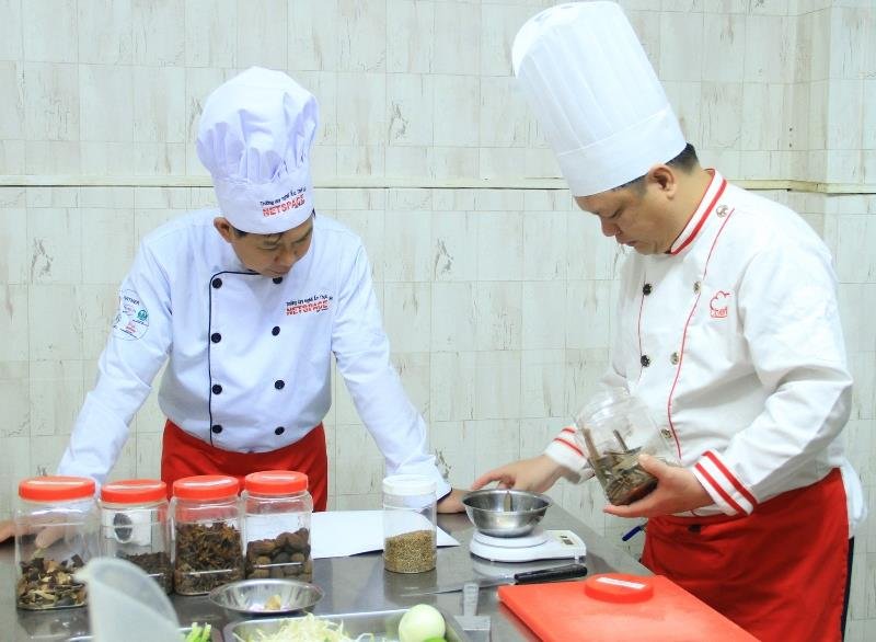 Anh Dũng học nấu Phở để kinh doanh tại Mỹ