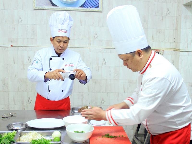 Anh Dũng học nấu Phở để kinh doanh tại Mỹ