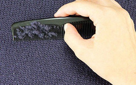 đánh bay lông xù trên áo nỉ bằng lược