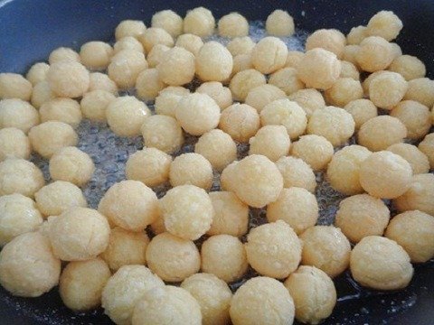 Áp đường vào bánh nhãn