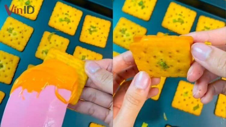 Lần lượt cho nhân vào bánh Lần lượt cho nhân vào bánh