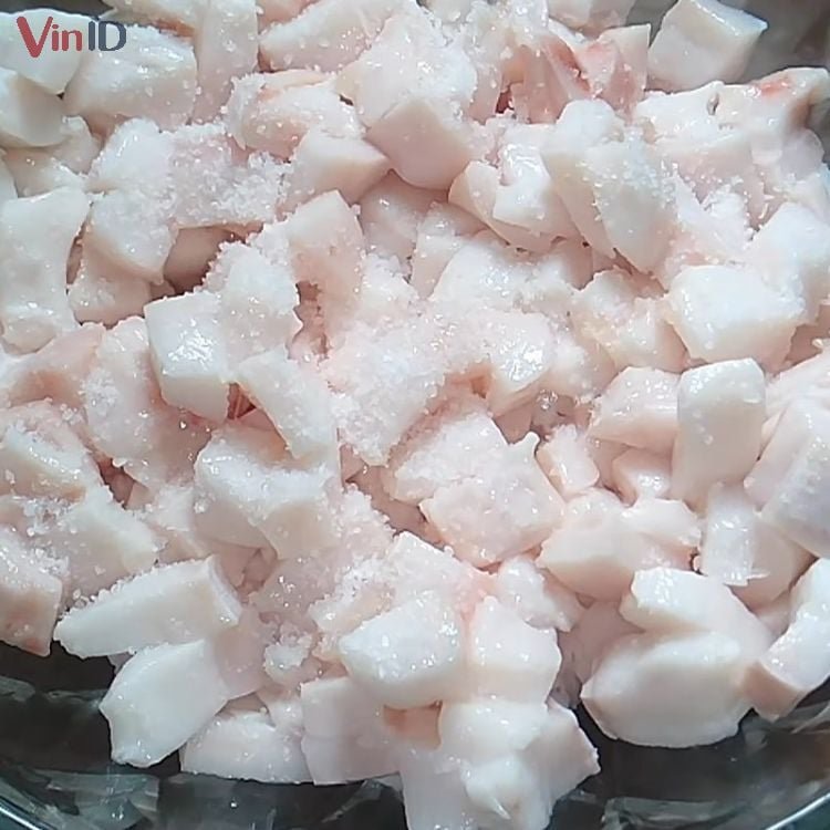 Ướp mỡ cùng các gia vị Ướp mỡ cùng các gia vị