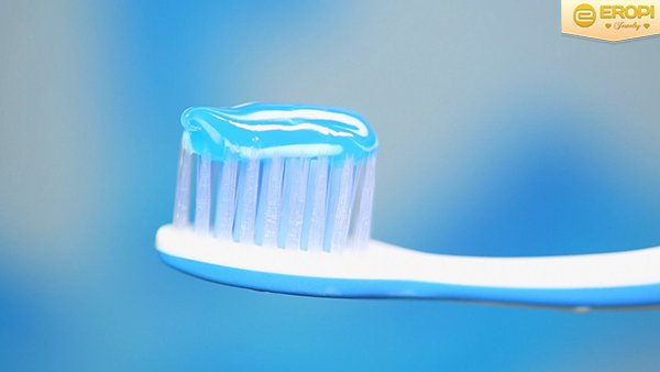 Kem đánh răng giúp bạc sáng bóng kem đánh răng gần gũi và quen thuộc với mọi người, ngoài công dụng chống sâu răng, sạch miệng ra còn làm sáng bạc