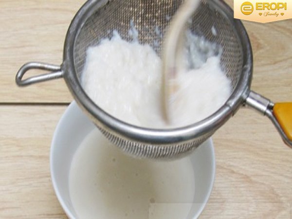 Mẻ làm sáng bạc một cách thần kỳ ngoài sử dụng trong nấu ăn, mẻ còn làm sáng bạc
